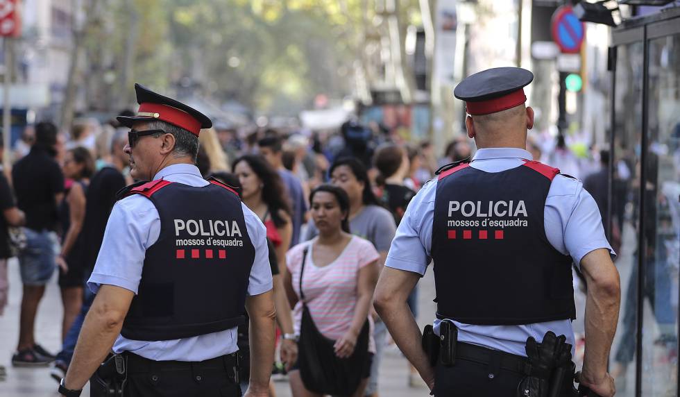 Dos 'mossos d'esquadra' patrullan por Barcelona.