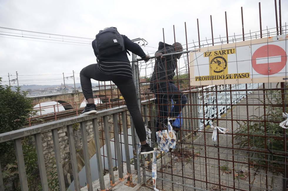 Dos subsaharianos que habnían sido interceptados por la policía francesa tratan de cruzar la frontera por un paso prohibido en Biriatou.