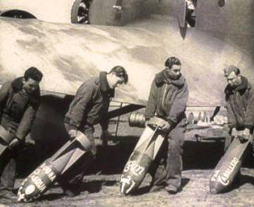 Aviadores italianos cargando bombas.