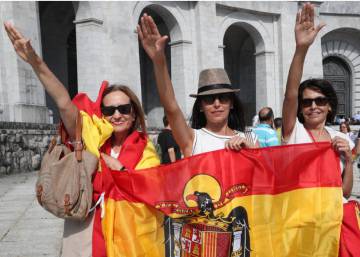 Cientos de personas protestan en el Valle de los Caídos contra el traslado de los restos de Franco