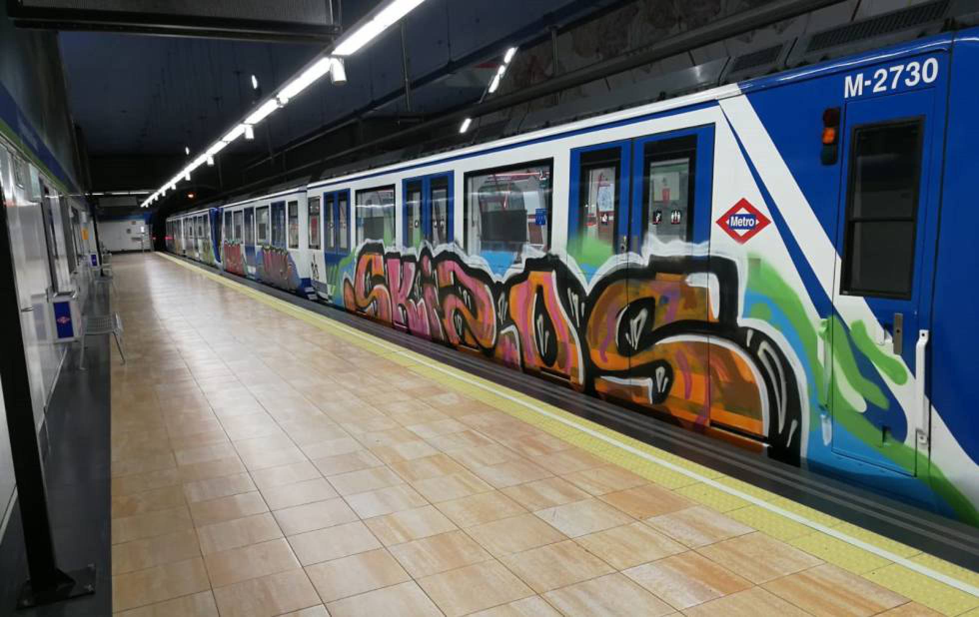 Pintadas en un tren del metro de Madrid, el pasado jueves.