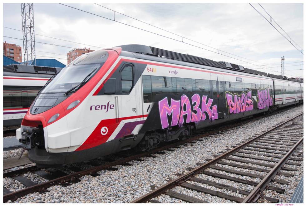 Grafiti realizado en dos vagones de Renfe.