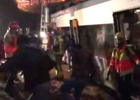 Un muerto y 49 heridos al descarrilar un cercanías por un deslizamiento de tierra en Barcelona