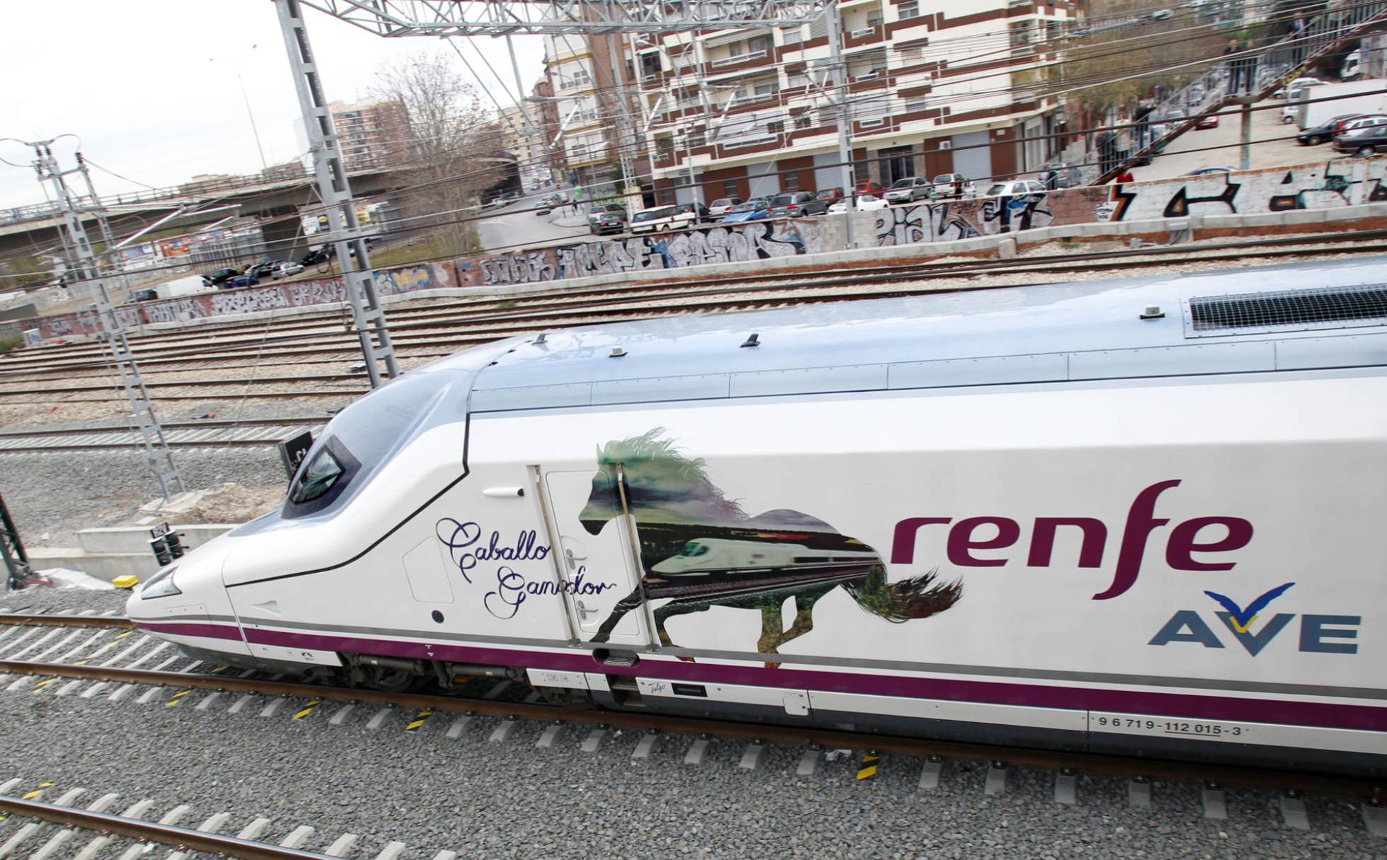  Un tren de alta velocidad en Valencia.