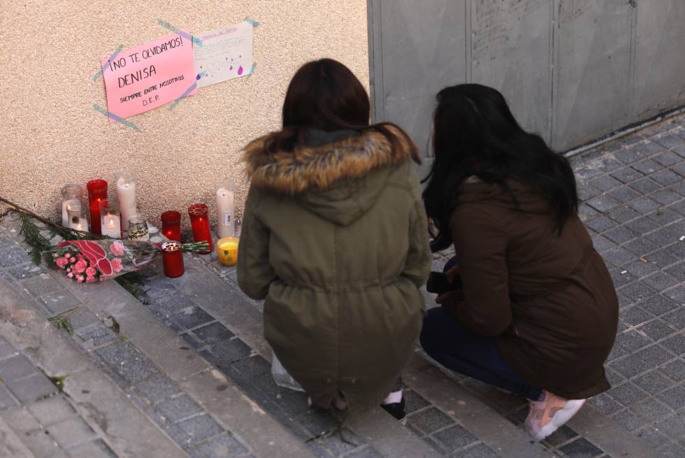Flores en recuerdo de la menor Denisa asesinada en la confluencia de las calles Cuenca y la calle Desmonte en Alcorcón