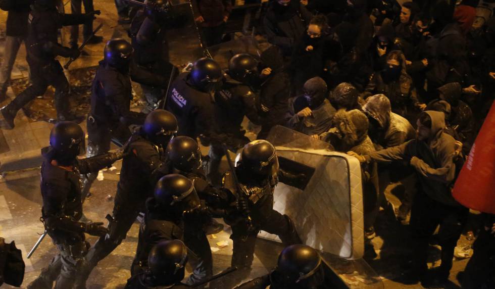 Los Mossos cargan contra manifestantes el pasado jueves en Terrassa.