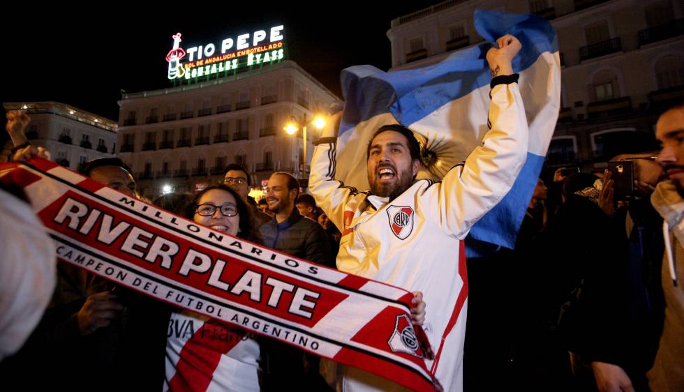 La fiesta de River Plate en Madrid: la Puerta del Sol se tiñe de blanco y rojo 1544439498_117271_1544440096_noticia_normal