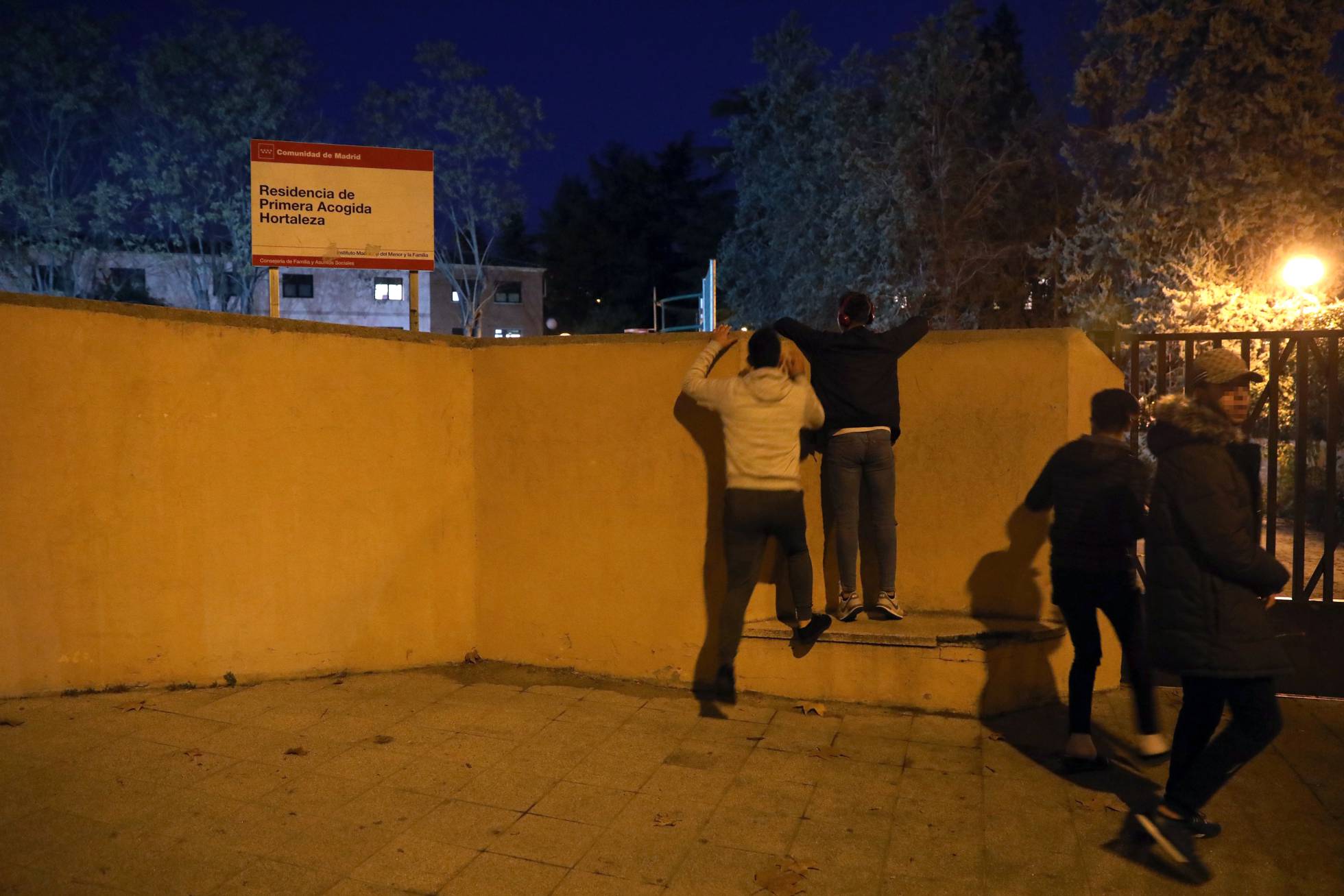 Los inmigrantes acogidos en el centro de menores de Carmona, fuera de control 1544560718_786076_1544561131_noticia_normal_recorte1