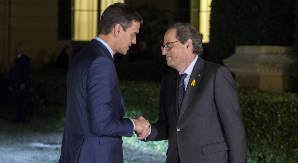 Pedro Sanchez y Quim Torra se saludan antes de la reunión, este jueves.