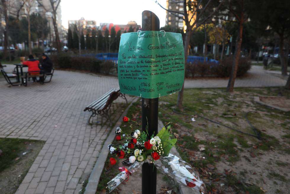Un cartel plastificado sustituye a la placa homenaje a Yolanda González.