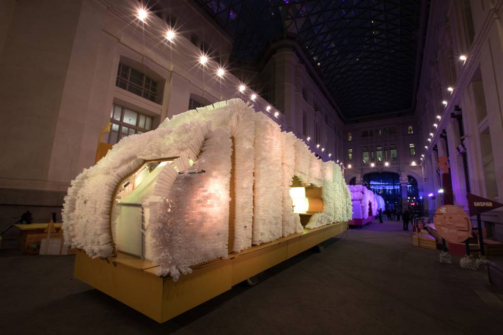 Cabalgata De Madrid Unas Carrozas De Reyes Decoradas Con Las Cartas De Los Madrilenos Madrid El Pais