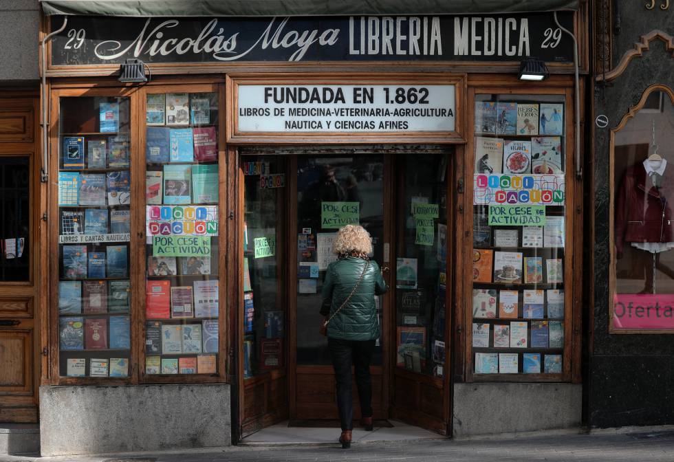 Fachada de la librerÃ­a NicolÃ¡s Moya, situada en el nÃºmero 29 de la calle Carretas.