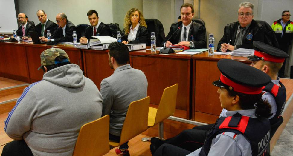 Ismael RodrÃ­guez (segundo por la izquierda), en el juicio de este lunes. 