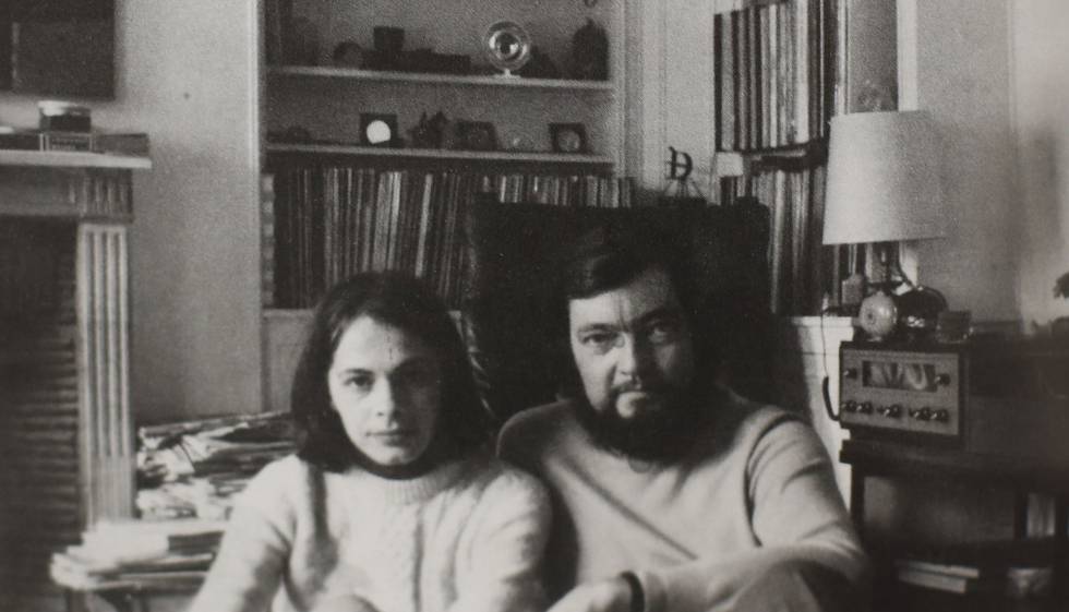 Cristina Peri Rossi y Júlio Cortázar, en la casa de éste en París, en 1973, en una de las imágenes inéditas de la nueva edición del libro.