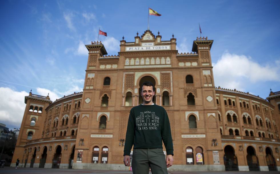 El guía turístico Yoann Meurs, a las afueras de la plaza de toros de Las Ventas, en Madrid.