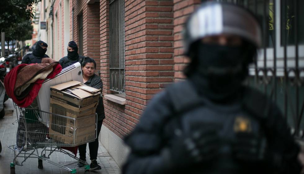Los desahucios sin aviso previo se multiplican por siete en 2018 en Barcelona | Cataluña | EL PAÍS