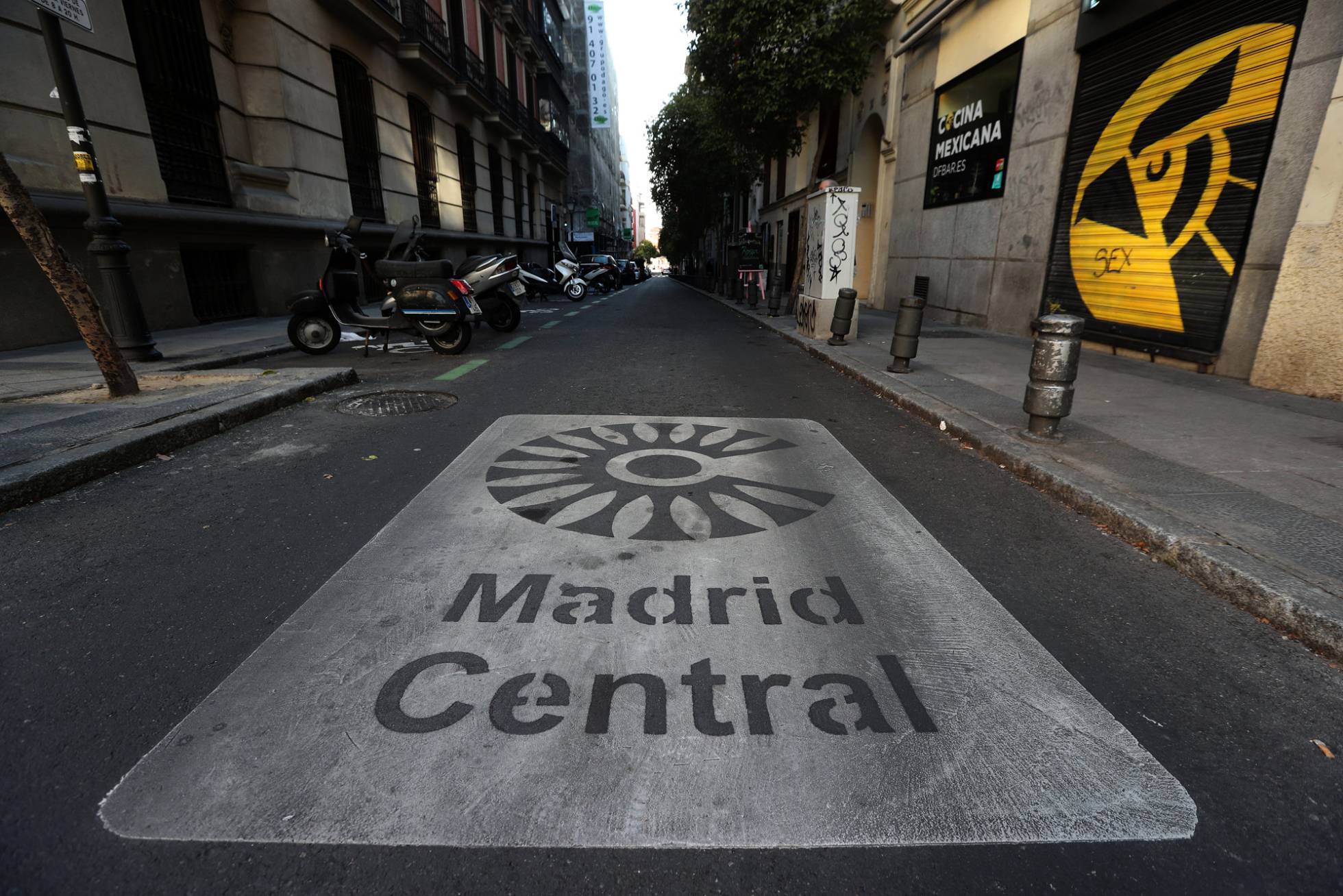 Una señal en el suelo informa sobre la entrada a Madrid Central.