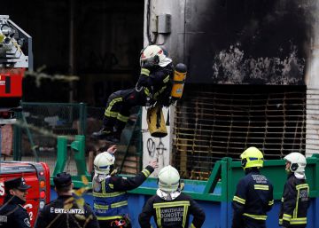 Fallece una persona en el incendio de una fábrica abandonada en San Sebastián