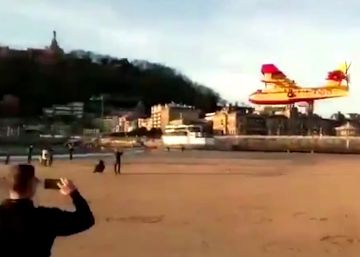 Un hidroavión desconcierta San Sebastián al volar a muy baja altura y cargar agua en la bahía de La Concha