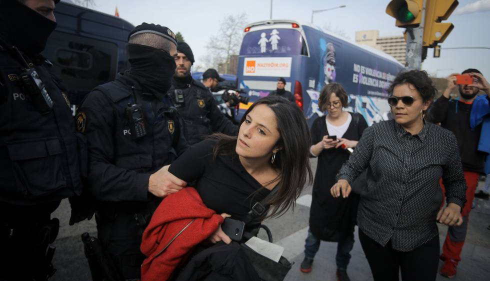 Las diputadas de la CUP, MarÃa Sirvent y Natalia Sánchez intentan evitar que el bus Hazte OÃr circule.