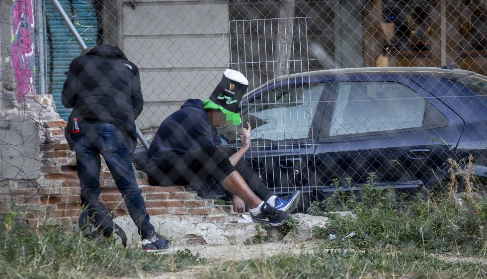 Dos hombres consumiendo droga en el Raval