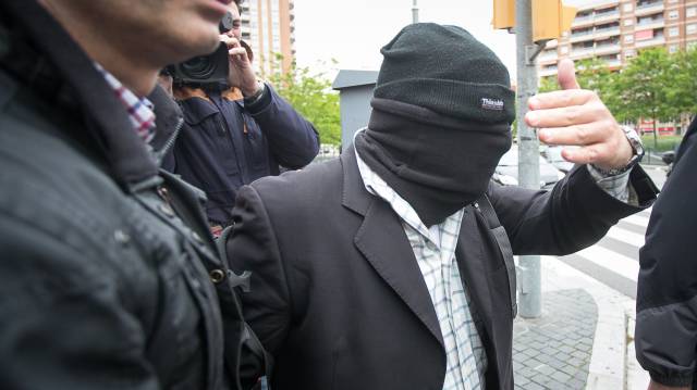 Joaquín Benítez tapando su rostro al ir a declarar al juzgado.