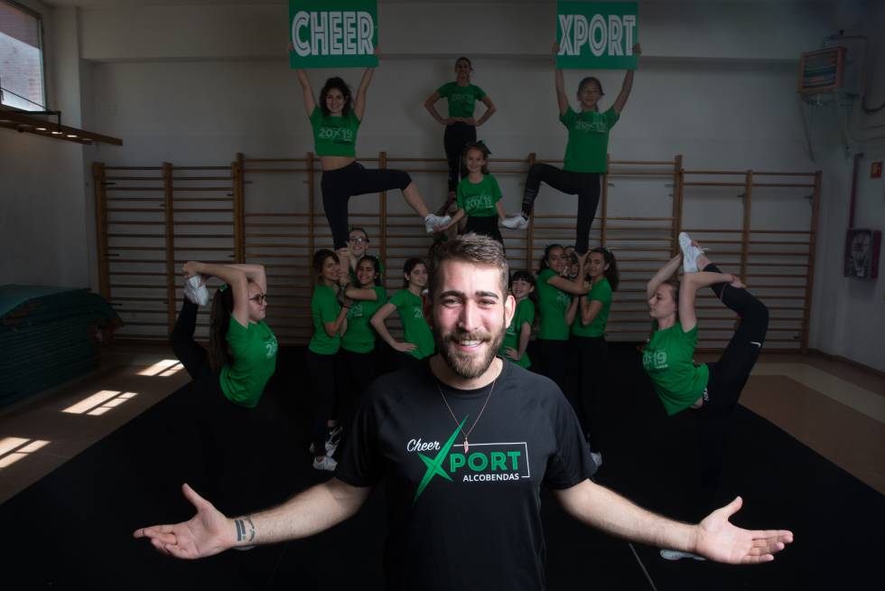 Carlos Alonso Díaz, instructor de cheerleading, con el equipo de CheerXport Alcobendas en el IES Ágora Alcobendasrn 