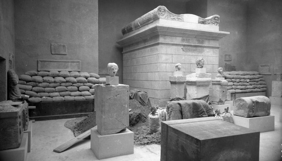 En 1938 dentro del sepulcro turriforme se colocaron objetos para protegerlos y los sarcófagos de los lados se taparon con sacos de arena.