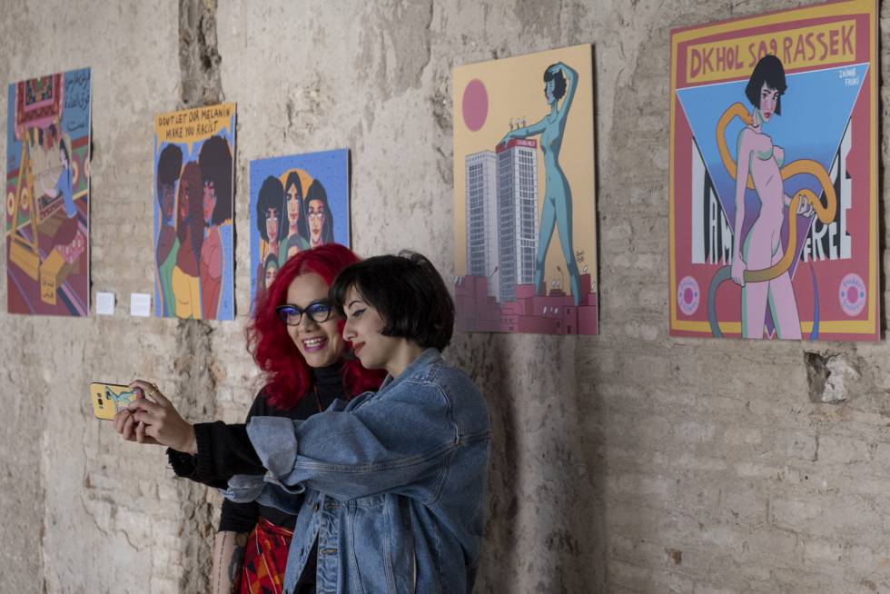 La escritora y activista egipcia, Mona Eltahawy, y la viÃ±etista e ilustradora marroquÃ­, Zainab Fasiki, durante su encuentro en Sevilla. 