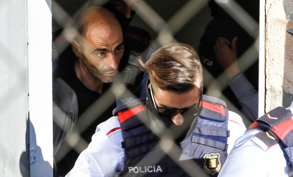 Los Mossos llevan detenido a Tomás Pardo a la salida de los juzgados de Rubà (Barcelona) en noviembre de 2016.