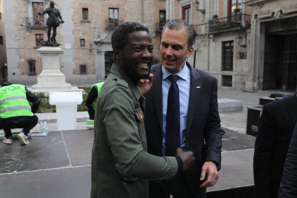 El camerunés Bertrand Ndongo saluda a Javier Ortega Smith en la plaza de la Villa.