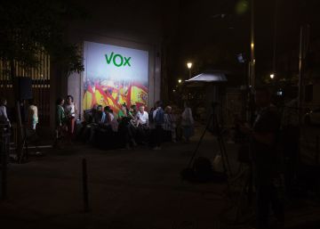 Noche electoral en la puerta de la sede de Vox en Madrid, tras el 26M.