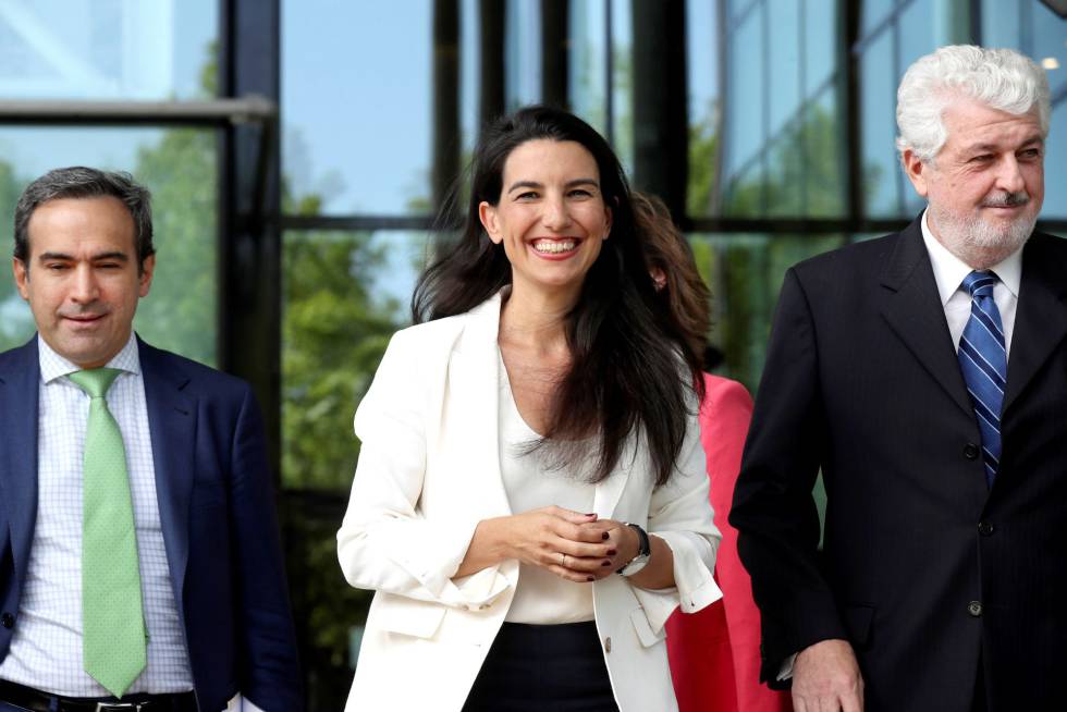 La candidata de Vox a la Comunidad de Madrid, Rocío Monasterio, momentos antes de recoger su acta de parlamentaria de la Asamblea de Madrid. 