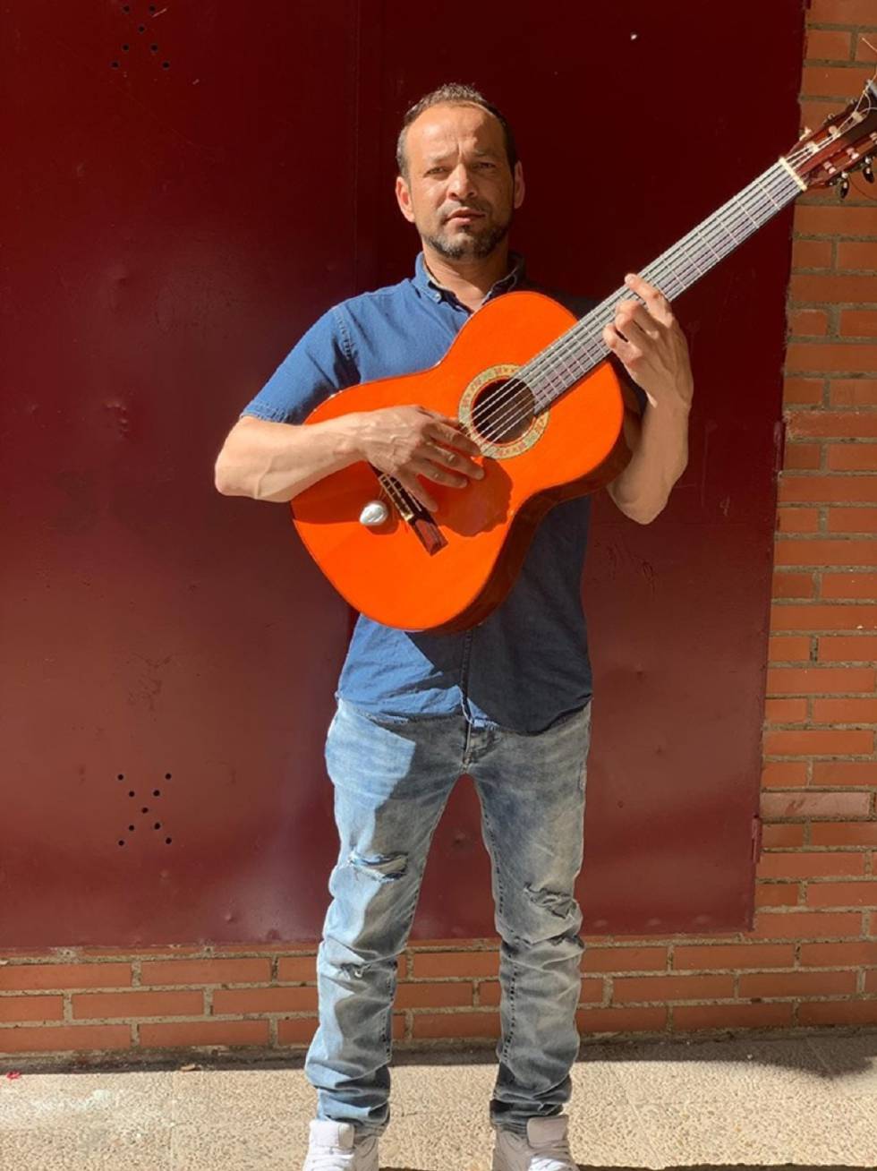 JuanÃn, en su casa de Aranjuez (Madrid) en una imagen difundida en su Facebook.