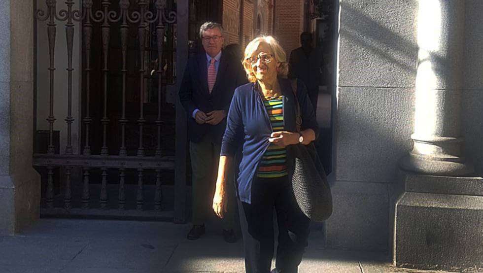 La exalcaldesa de Madrid Manuela Carmena sale de la sede del Ayuntamiento en la plaza de la Villa tras presentar su renuncia.