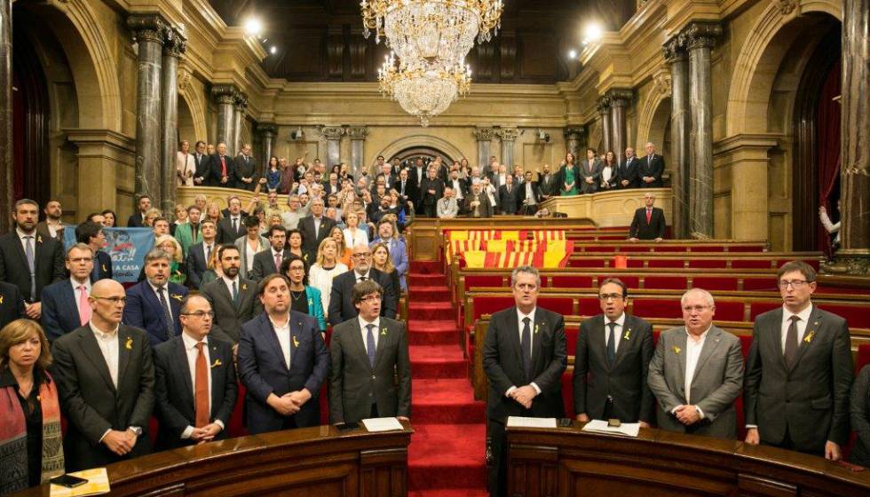 El pleno del Parlament, sin los grupos del PPC, PSC y C' s, tras aprobar la declaración de independencia en octubre de 2017.rn  