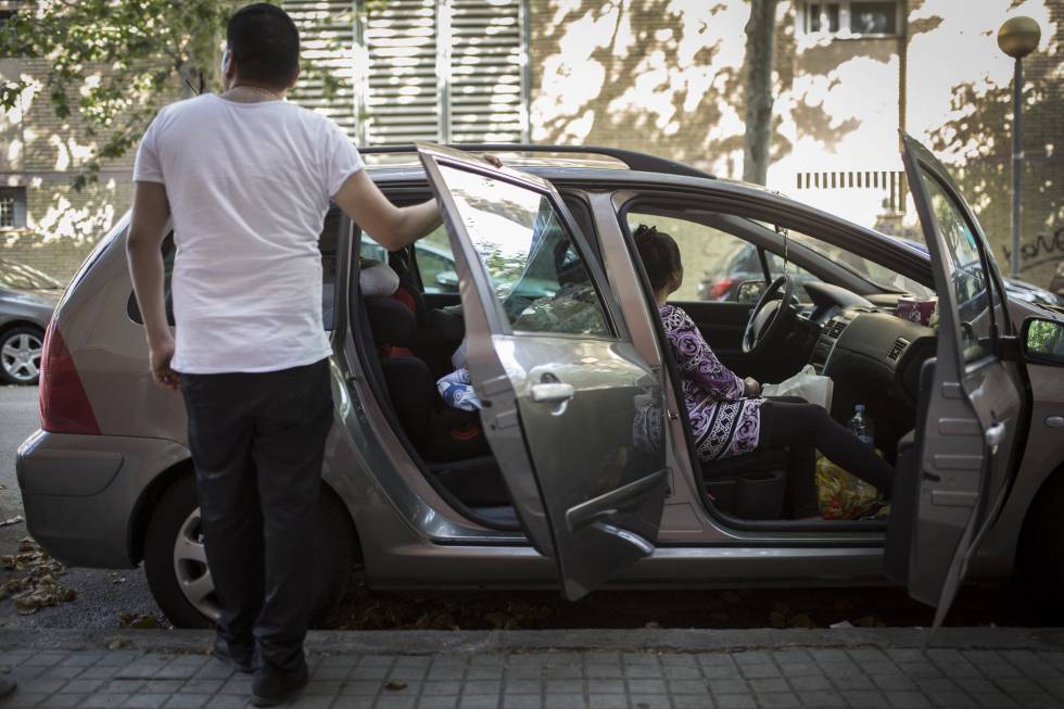 Un familia de ciudadanos pakistanis residentes en Badalona duerme en su coche desde hace dos noches tras tener que abandonar el piso que tenian alquilado con un contrato irregular. 
