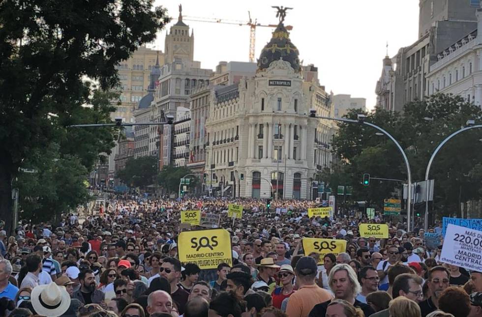 Miles de personas, este sábado en la manifestación en Madrid Central en la calle de Alcalá. 