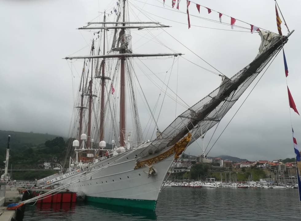 El buque escuela 'Juan Sebastián Elcano' atracado en el puerto de Getaria.