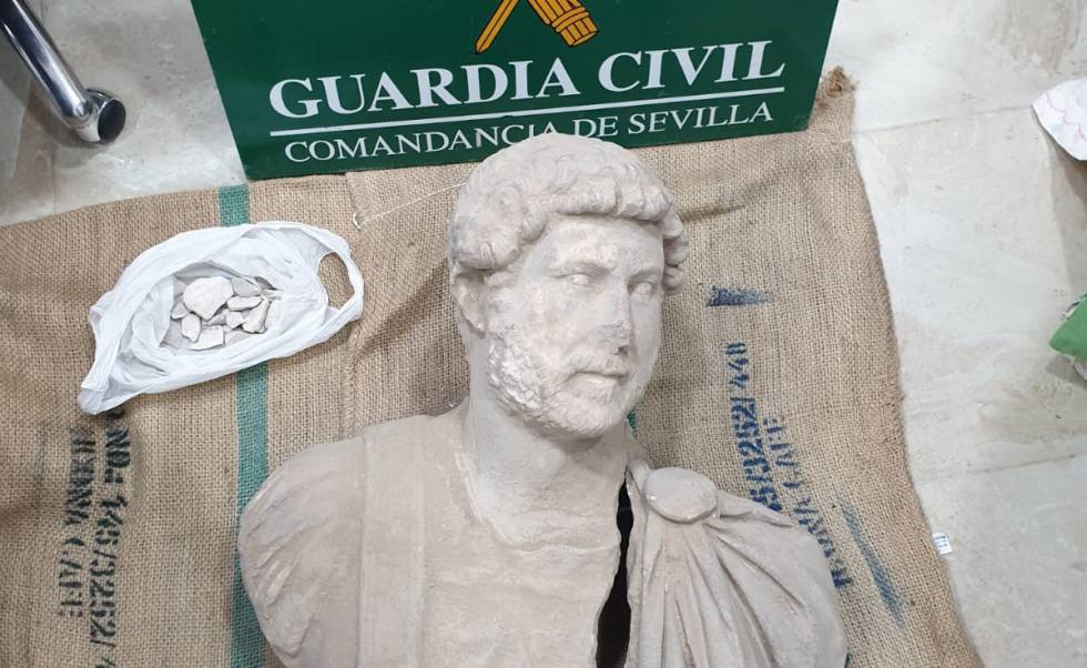  Busto del emperador Adriano descubierto por la Guardia Civil en Écija (Sevilla).