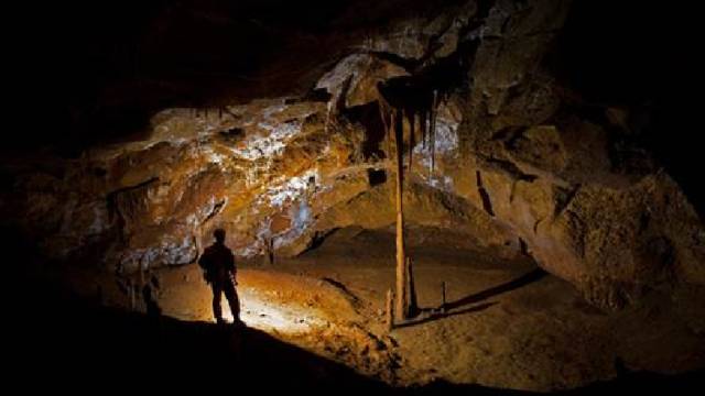 Interior de la cueva Coventosa, en Cantabria.