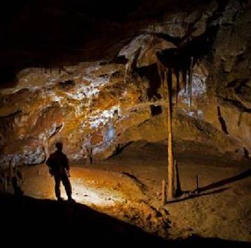 Interior de la cueva Coventosa, en Cantabria.