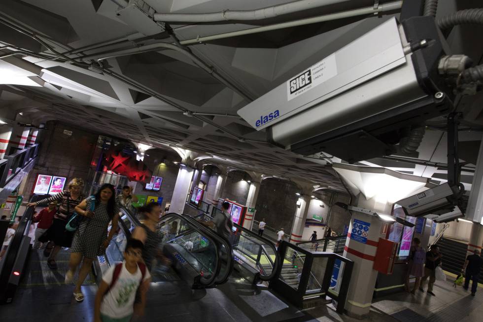 Las cámaras de seguridad vigilan todas las estaciones y pasillo del metro de Madrid.