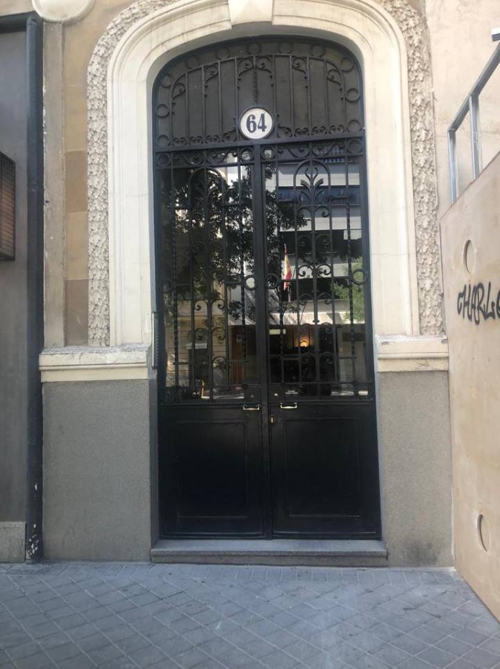 La fachada del edificio en donde opera una de las agencias en el barrio Salamanca.