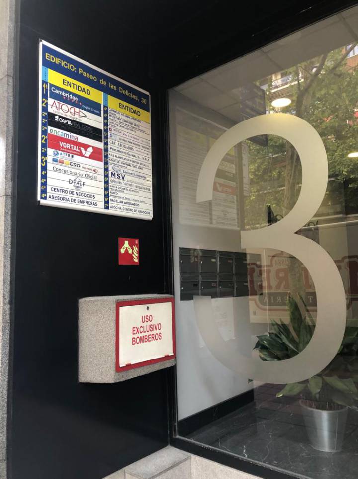 La entrada al edificio sin placa de una agencia de vientres de alquiler en Madrid.