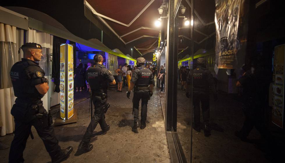 Agentes de los Mossos y la Guardia Urbana patrullan en el puerto olÃmpico de Barcelona, el pasado 31 de julio.