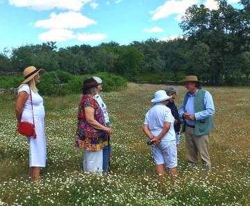 El paisajista Eduardo Mencos (con sombrero), en una pradera con un grupo de turistas.