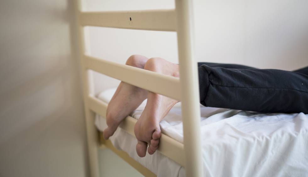 Un adolescent descansa en la unitat terapèutica del centre de justÃcia juvenil Els Til·lers.