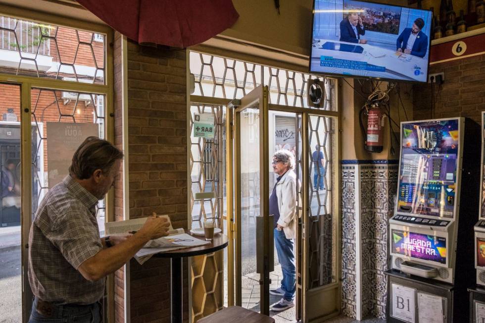 Clientes desayunan en el bar La Taurina, en el corazón del barrio de La Ventilla.