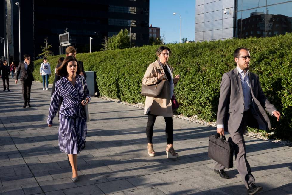 Trabajadores llegan a las oficinas de las Cuatro Torres este miércoles por la mañana.
